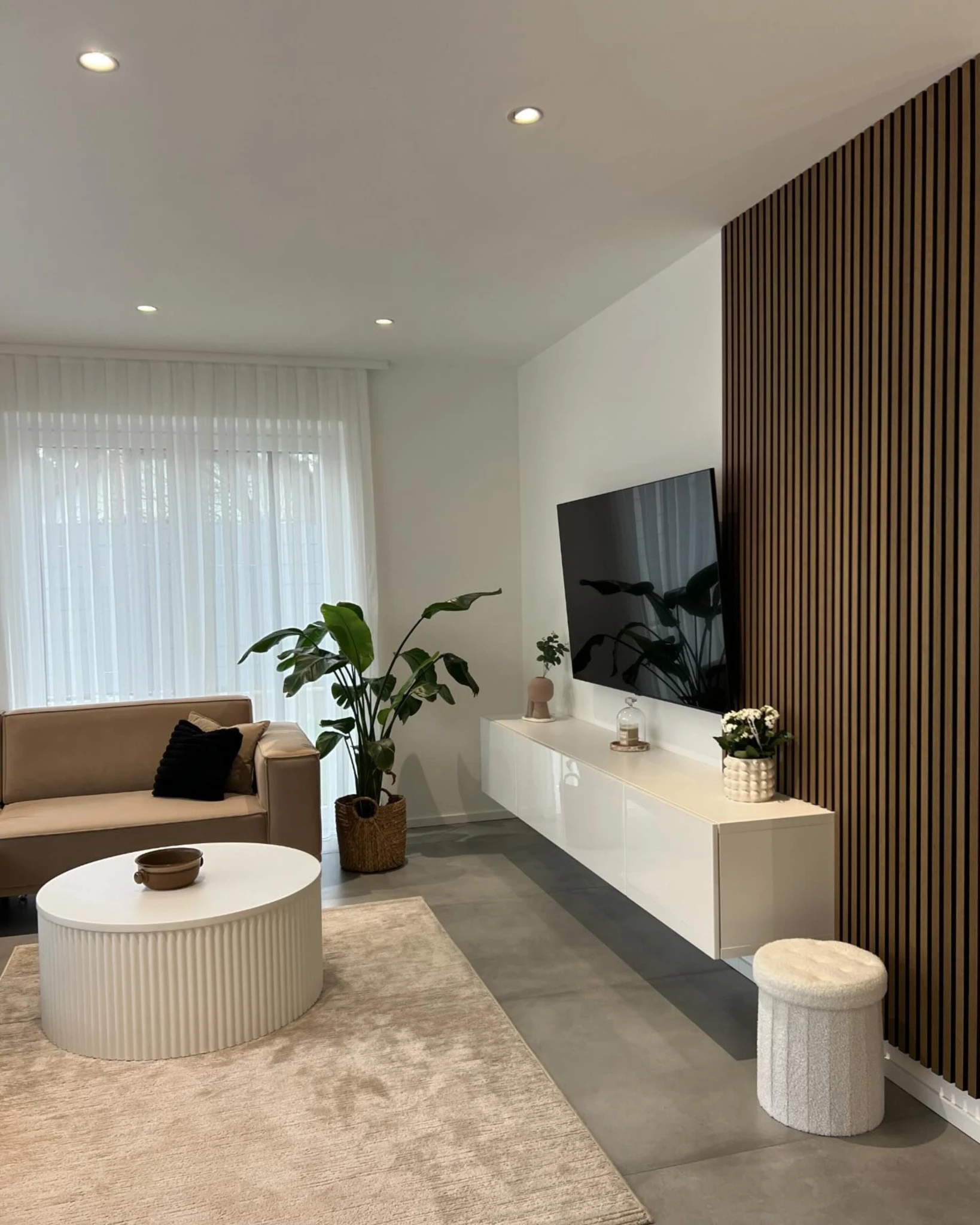 decoracion-de-la-sala-de-estar-diseno-de-interiores-con-sofa1.webp