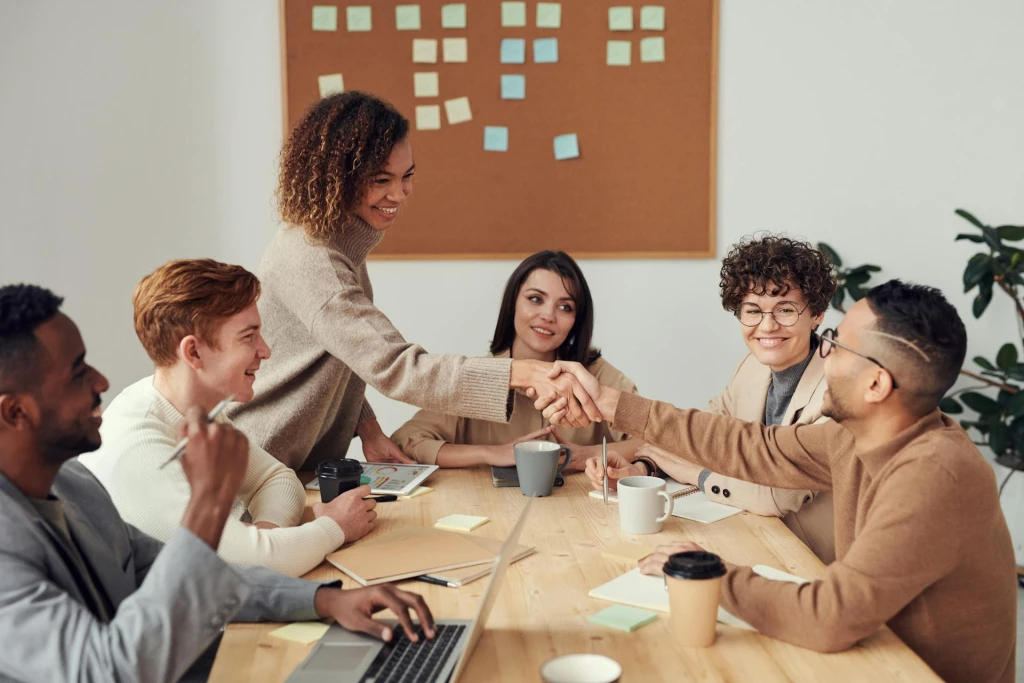 ¿Contratar Internamente o Externalizar? Pros y Contras para Tu PyME