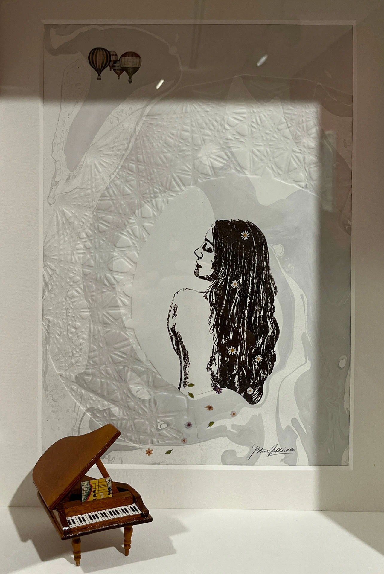 Melodia de la espera - Marmolado, litopoliester, gofrado y objetos - 43cm x 33cm x 8cm. 2024