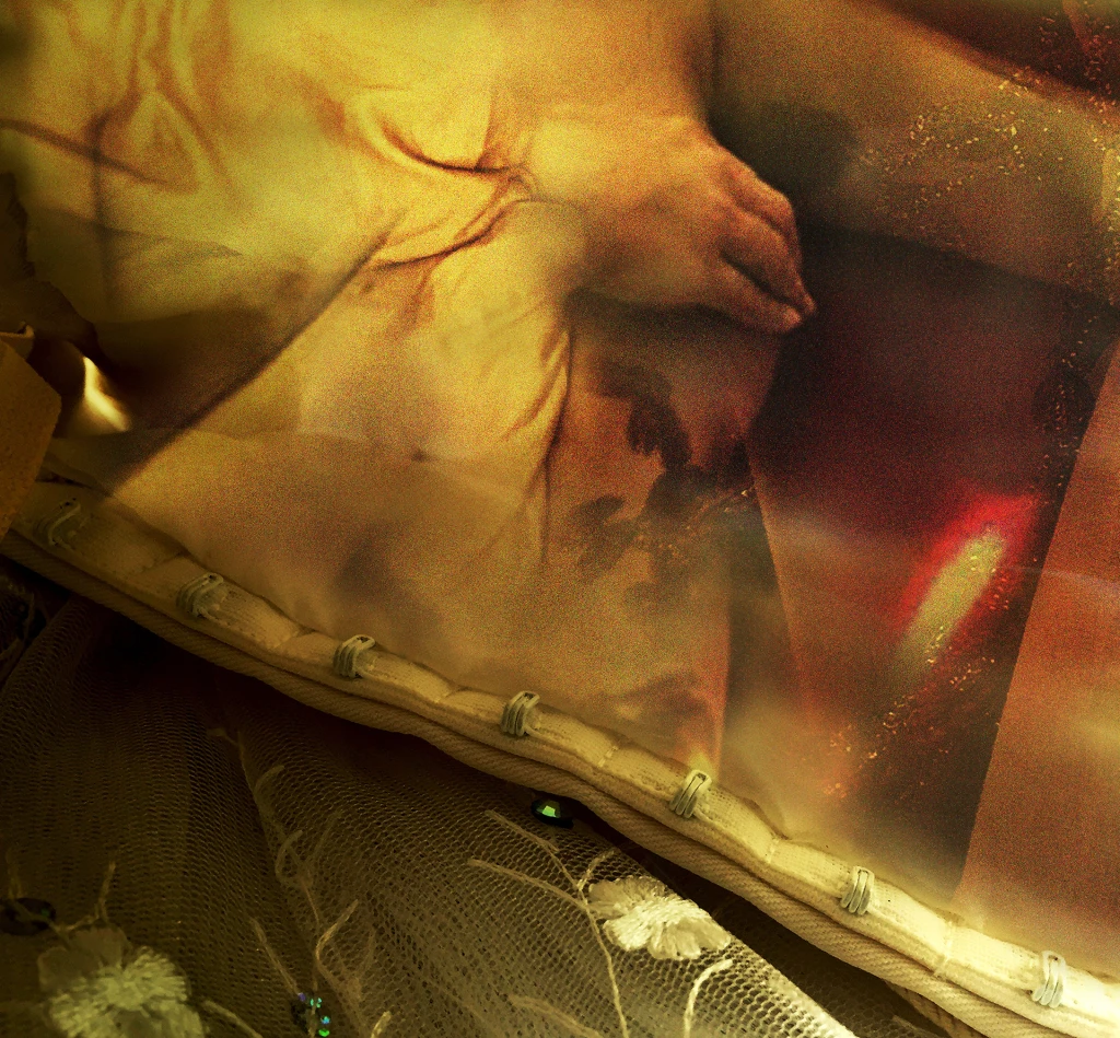 Relatos del cuerpo desplazado - Manto - Fotomontaje digital - 74cm x 80cm - 2016