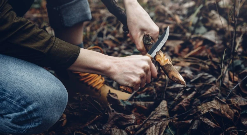 Las-7-herramientas-imprescindibles-de-bushcraft-1.webp