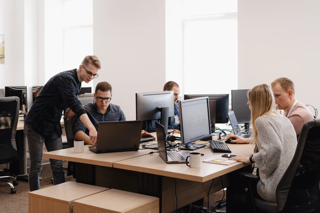 https://ss-static-001.esmsv.com/r/content/host1/205231e9fc7f9293c8b353894b673093/editor/group-young-business-people-working-office.webp