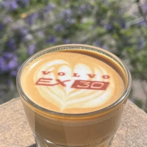  Personalized coffee cups with company logos at a corporate event in Mallorca.
