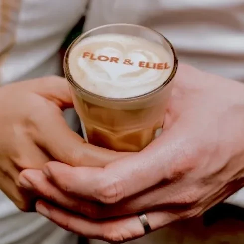 Erfahrener Barista bereitet Spezialitätenkaffee auf einer Hochzeit zu