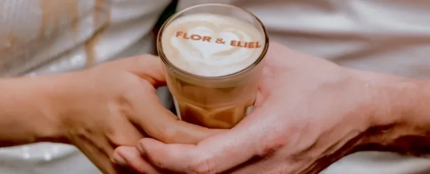 Individuelle Latte Art mit Initialen des Brautpaare