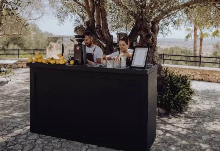 Luciano y Agustina, fundadores de Molinillo Café, sirviendo café de especialidad en un evento exclusivo