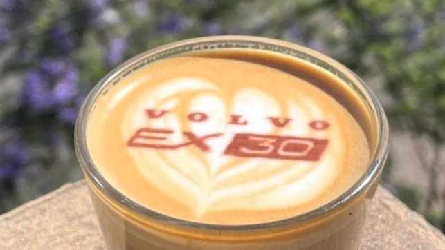 Café personalizado con impresión del logo de Volvo en evento corporativo