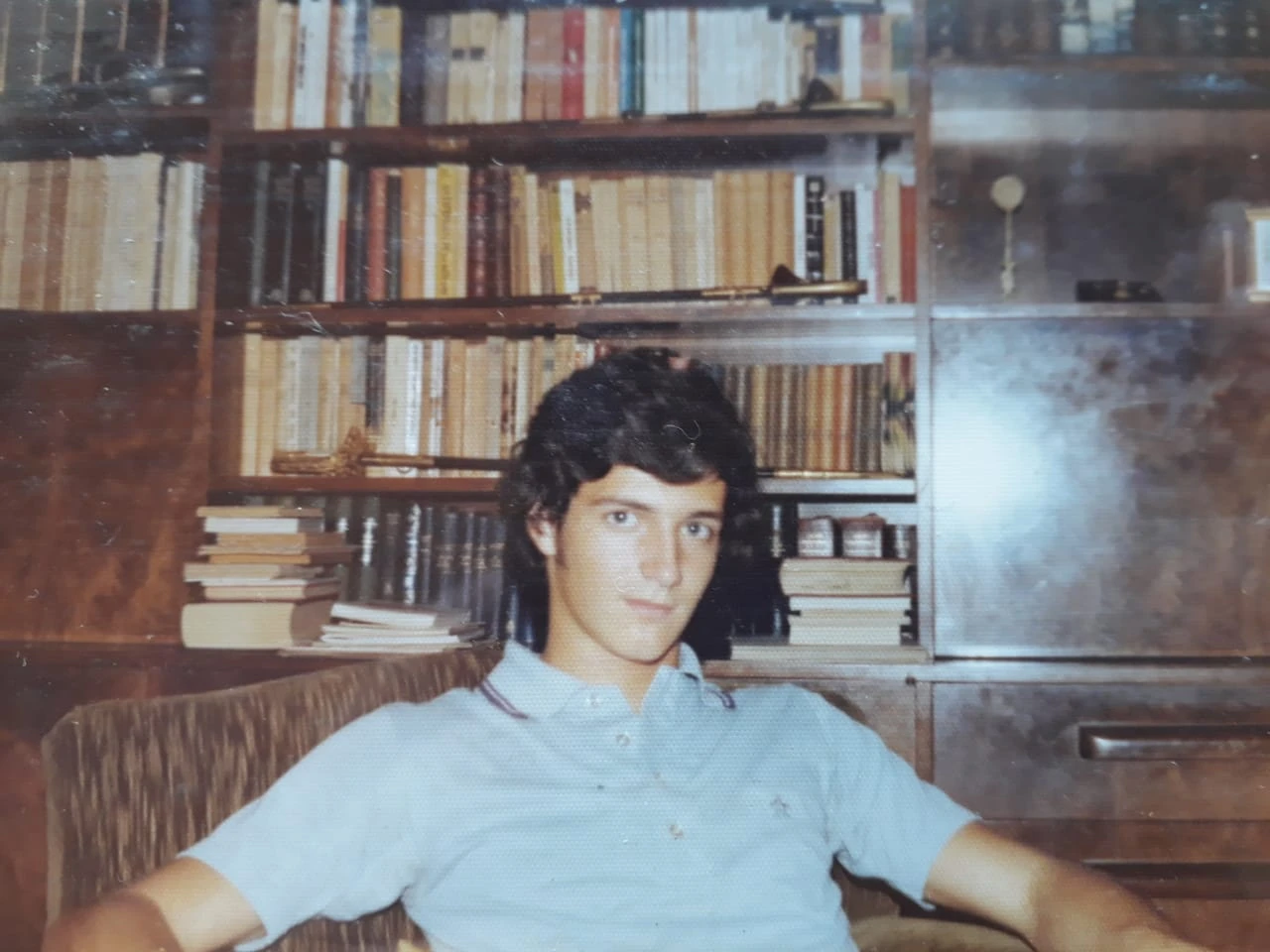 Joven y sin canas