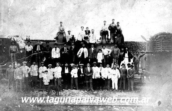 Compania de ferroviarios de la década del 20 posando en el sector de la "leñera" (Se aprovisionaba a las locomotoras con leña para su funcionamiento). A la derecha de la foto se puede apreciar la "pared" de troncos que se formaban.