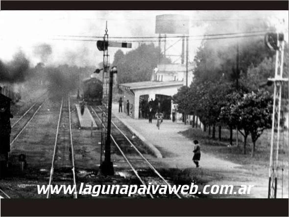 Humo en el aire de la Estación Laguna Paiva... Humo sinónimo de trabajo y empuje, llega el tren y la ciudad vive Foto: Néstor Schuvik