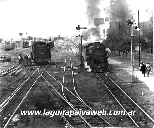 Desde el cabín de señales, el brillo de "las venas" de hierro y en la foto, una de las últimas locomotoras a vapor que pasaron frente a la querida Estación Laguna Paiva. Foto: Néstor Schuvik 