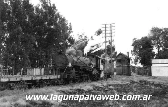 Locomotora a vapor circulando por las vias en dirección sur, hacia la estación. A la derecha, el cabin de señales. Colaboración: Julio Artigas