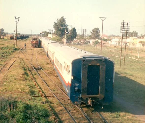 Formación de vagones de pasajeros en formación y un posible "cambio de máquina". Foto: Ricardo Reneé década 1980