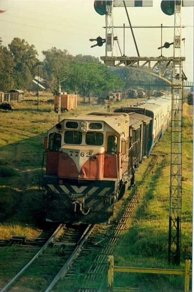 Desde el cabién de señales, el "tren del norte" como se lo conocía, al fondo la verde pasarela y los sueños de los pioneros ferroviarios iban dejando el andén de Laguna Paiva... Foto: Ricardo Reneé 