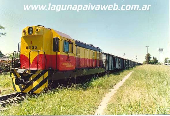 La moderna locomotora diesel con su brillo y los vagones se pierden a lo lejos. Foto: Ricardo Reneé 