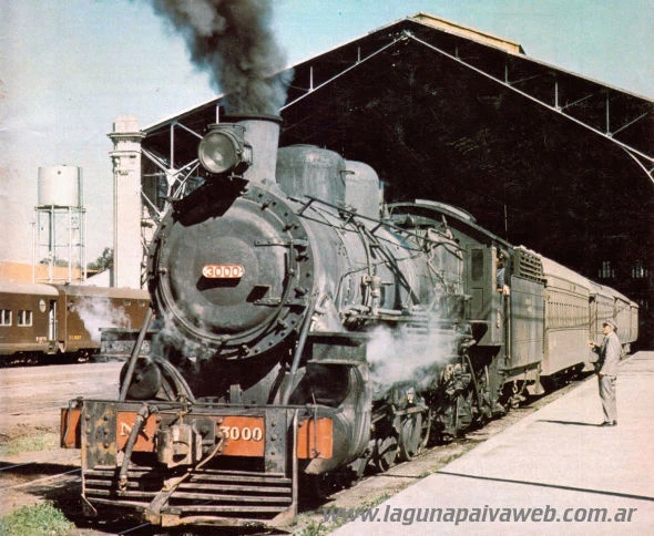 Tren local a Laguna Paiva saliendo de estación Santa Fe. Foto de Nils Huxtable. 1976