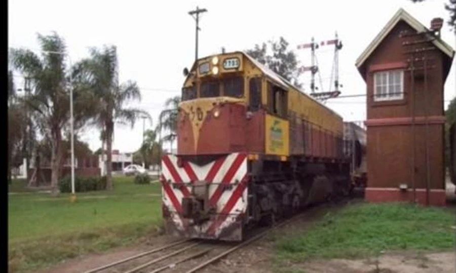 Locomotora diesel en la zona del cabin central de maniobras