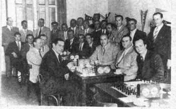 En una competencia de Ajedrez se ve a los Sres. Alfonso Díaz; ALejandro Dorigo; Crescencio Luna, Aureliano Gomítolo, Florindo Oggioni, Antonio Rubino, Florencio Scarpa y Alejandro Revuelta, entre otros 