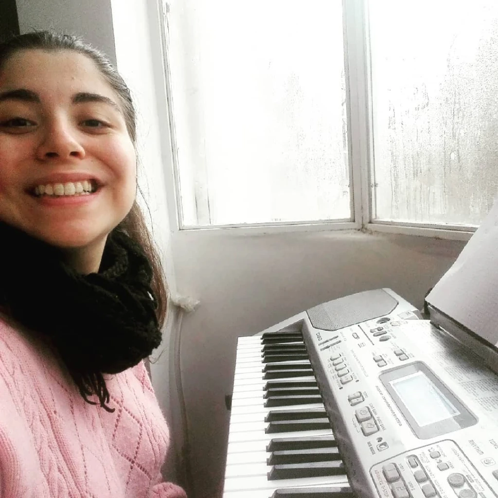 Profe Caty frente al teclado