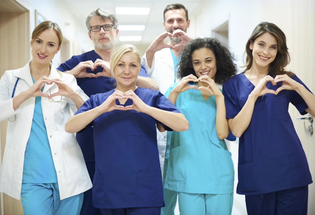 Tu marca de salud no vive solo en el logo: ¿Tus empleados son tus mejores embajadores?
