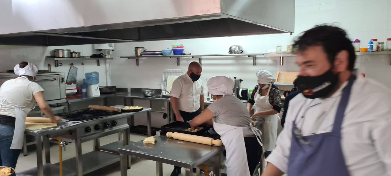 Preparación de 2000 medialunas para merenderos de Puerto Madryn