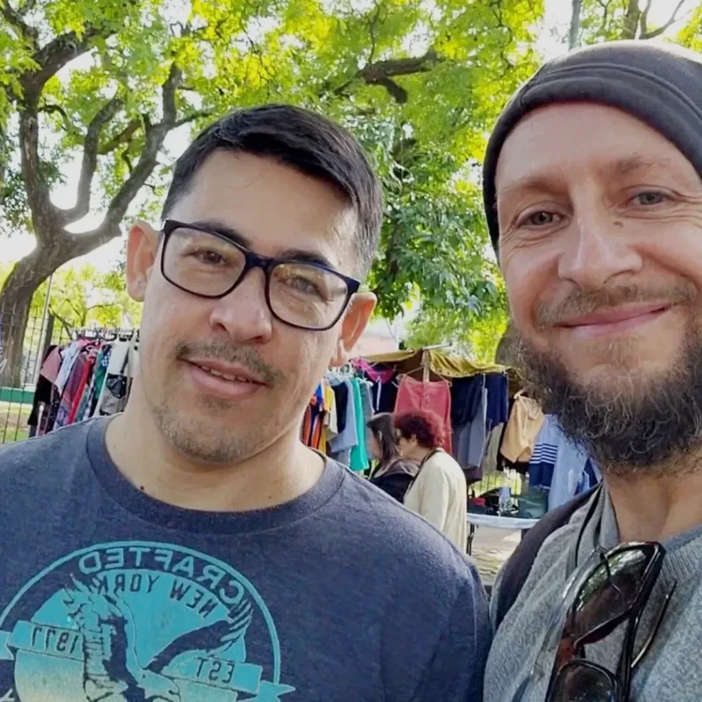 Los fundadores de AlmudGallery, Julián y Patricio, en una feria callejera de Buenos Aires, seleccionando y rescatando piezas olvidadas para transformarlas en arte único.