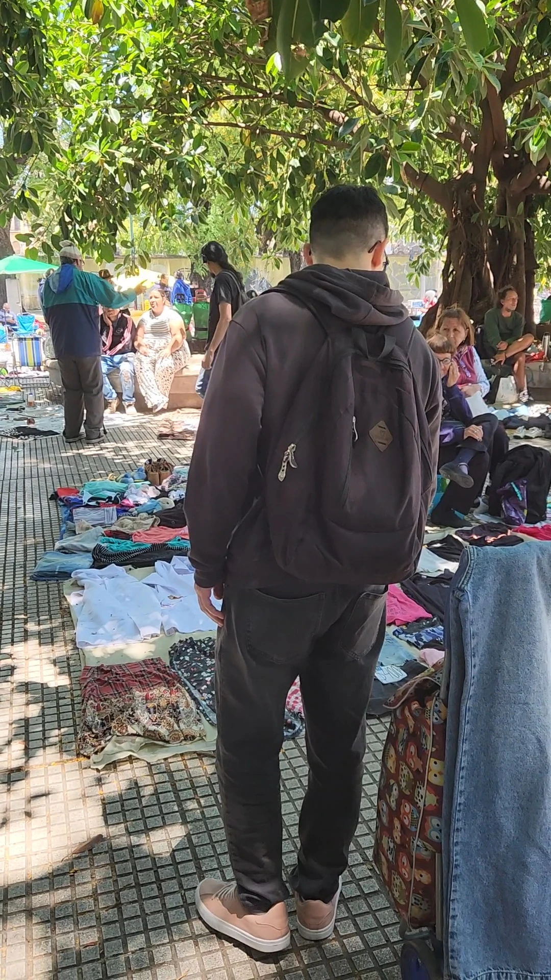 Los fundadores de AlmudGallery, Julián y Patricio, en una feria callejera de Buenos Aires, seleccionando y rescatando piezas olvidadas para transformarlas en arte único.