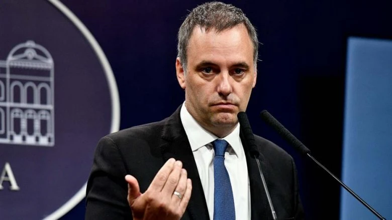 Adorni responde a la kondenada de Cristina tras sus críticas a Milei