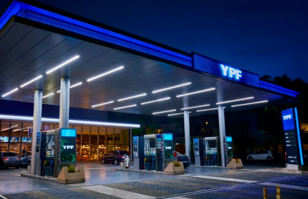 Nafta más barata de noche: YPF lanza nuevo sistema por franjas horaria