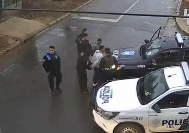 DEL VISO: Capturan a tres delincuentes tras robarle un celular a un joven