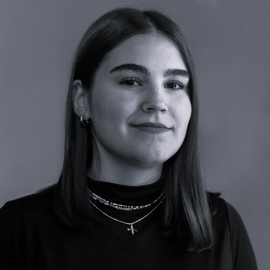 Fotografía en blanco y negro de la traductora pública de inglés Victoria Lombardi