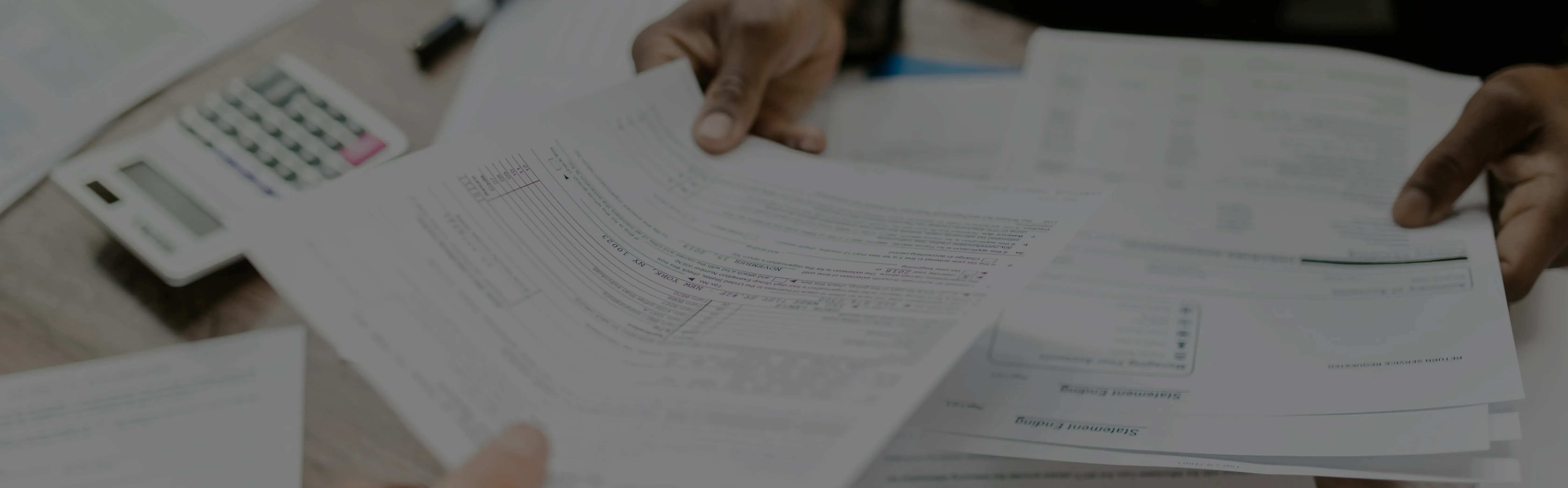 Mano que firma al pie de un documento