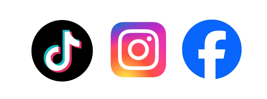 Mujer joven usando un celular y riendo, representando la interacción en redes sociales.