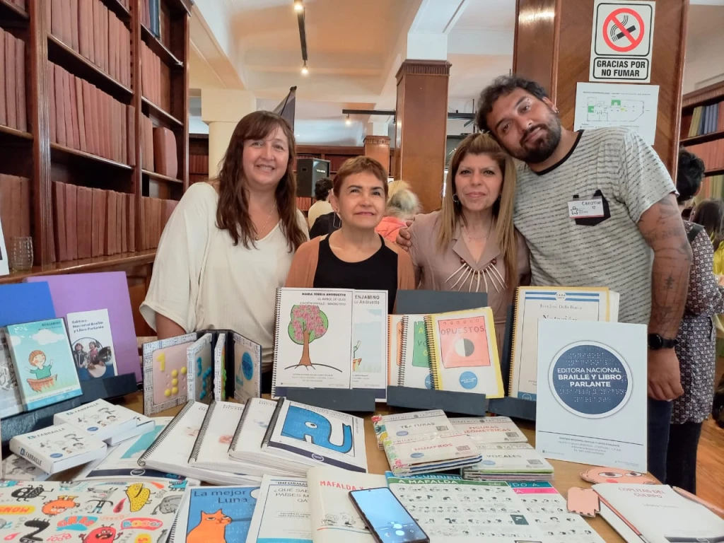 Mesa de la Editora Nacional Braille y Libroparlante