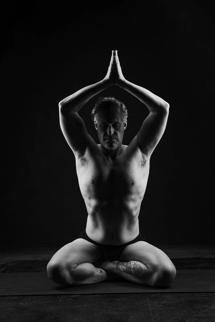 gonzalo-diaz-actor-yoga.webp