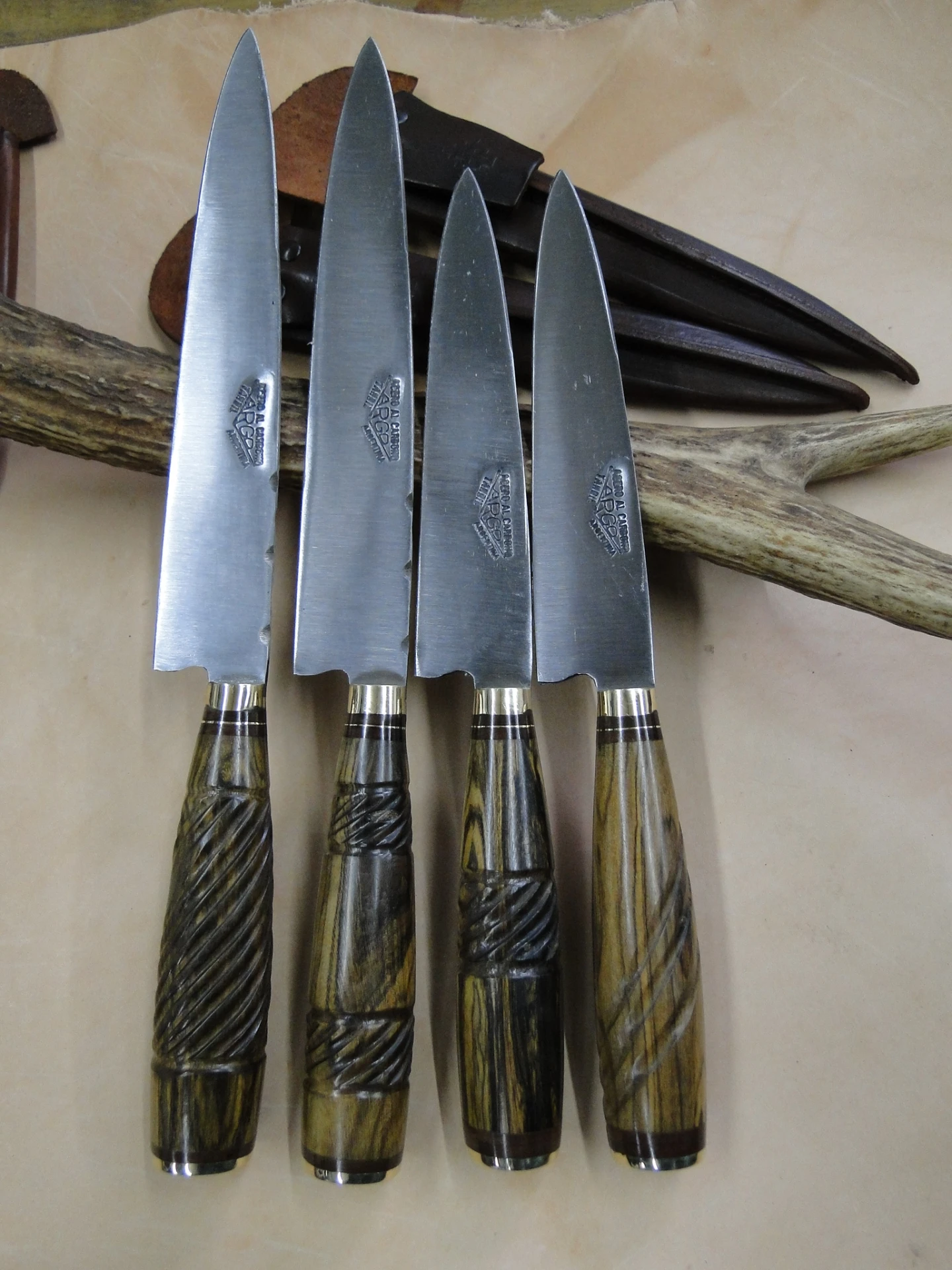 Cuchillos encabados en madera galloneada