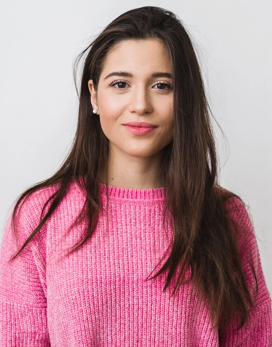 mujer joven mirando a cámara sweater rosa agencia de comunicacion y marketing gpt