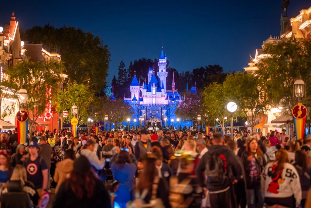 🚨 ¡Disneyland Sube Precios en Entradas, Pases Anuales y Lightning Lane en 2024! 🎟️