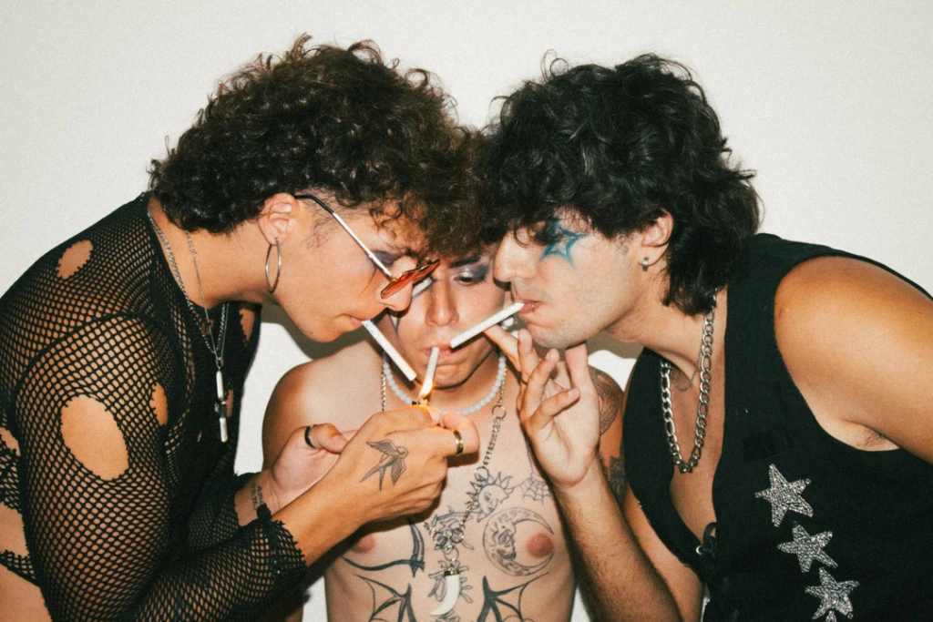 Glassrows lanza “Too Late For Regrets”: rock crudo, emociones a flor de piel y un grito contra la ansiedad 🎸🖤