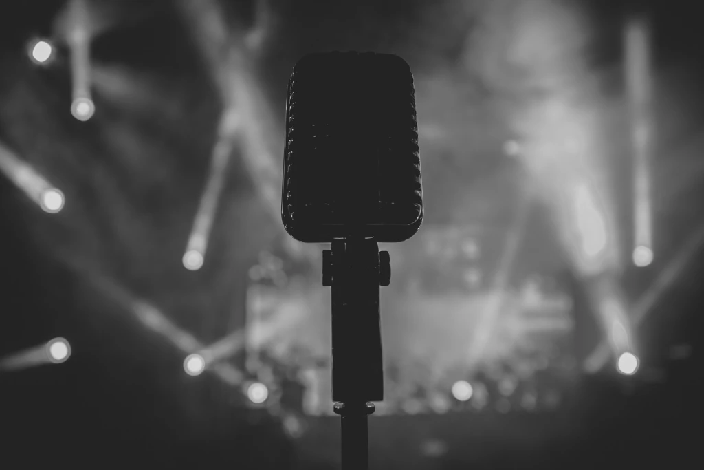 black-and-white-26008091920.webp