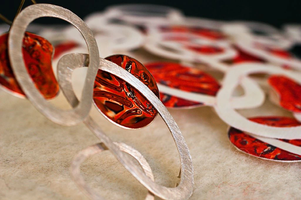 Xu-shi, detalle broche y collar.