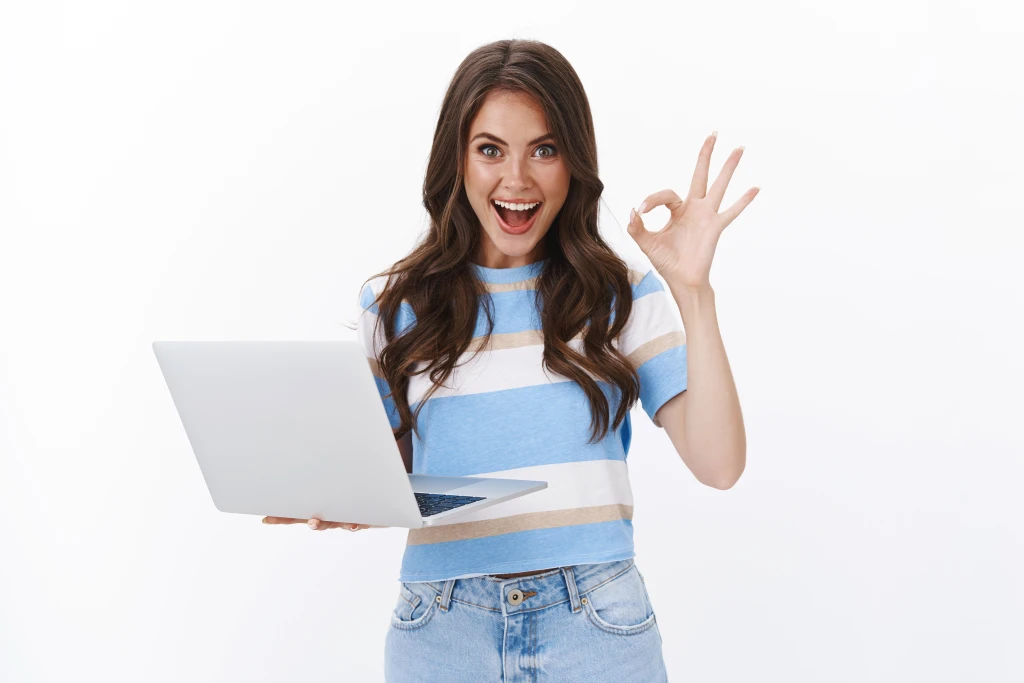 Mujer-desconcertada-con-tecnologia-notebook