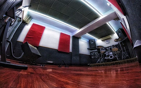 https://ss-static-001.esmsv.com/r/content/host1/d40043162dc6eb578fc72d28acd73350/editor/sala_ensayo_lomas_del_mirador_01.webp