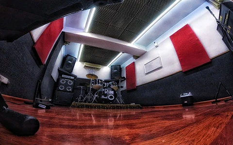 https://ss-static-001.esmsv.com/r/content/host1/d40043162dc6eb578fc72d28acd73350/editor/sala_ensayo_lomas_del_mirador_02.webp