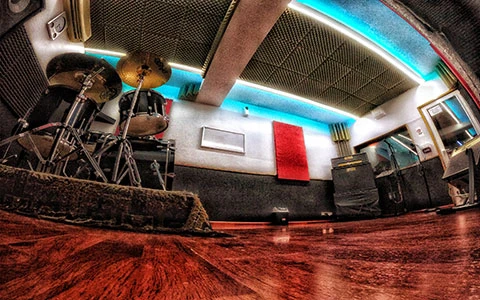 https://ss-static-001.esmsv.com/r/content/host1/d40043162dc6eb578fc72d28acd73350/editor/sala_ensayo_lomas_del_mirador_03.webp