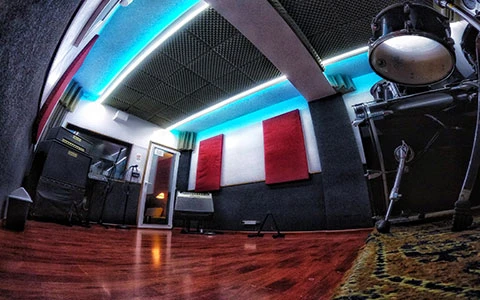 https://ss-static-001.esmsv.com/r/content/host1/d40043162dc6eb578fc72d28acd73350/editor/sala_ensayo_lomas_del_mirador_04.webp