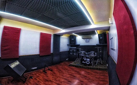 https://ss-static-001.esmsv.com/r/content/host1/d40043162dc6eb578fc72d28acd73350/editor/sala_ensayo_lomas_del_mirador_05.webp