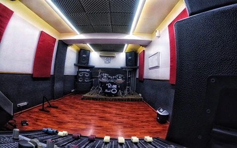 https://ss-static-001.esmsv.com/r/content/host1/d40043162dc6eb578fc72d28acd73350/editor/sala_ensayo_lomas_del_mirador_06.webp