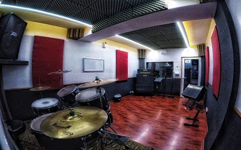 https://ss-static-001.esmsv.com/r/content/host1/d40043162dc6eb578fc72d28acd73350/editor/sala_ensayo_lomas_del_mirador_07.webp