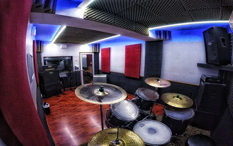 https://ss-static-001.esmsv.com/r/content/host1/d40043162dc6eb578fc72d28acd73350/editor/sala_ensayo_lomas_del_mirador_08.webp